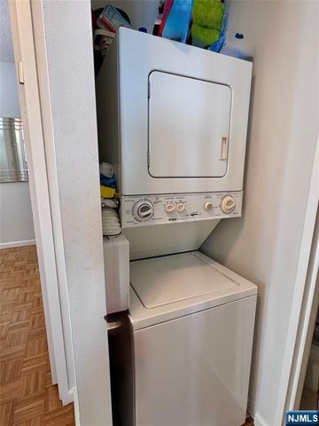 100 Carlyle 5J North, Cliffside Park, NJ 07010