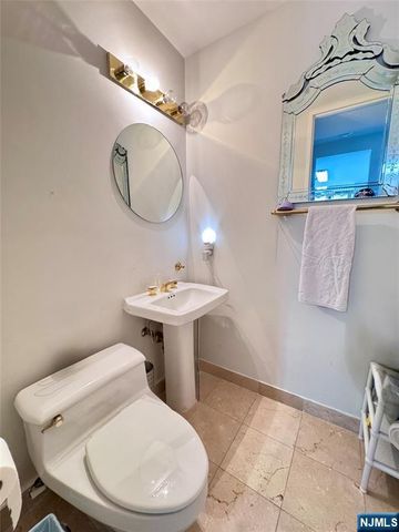 100 Carlyle 5J North, Cliffside Park, NJ 07010