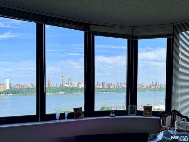 100 Carlyle 5J North, Cliffside Park, NJ 07010