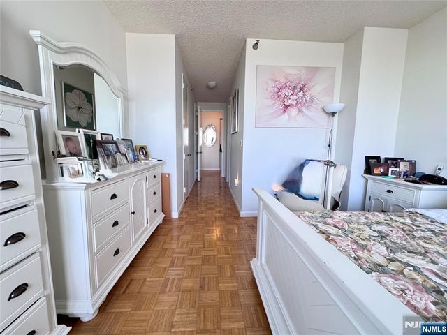 100 Carlyle 5J North, Cliffside Park, NJ 07010