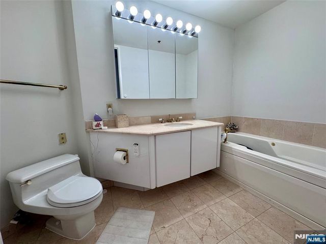 100 Carlyle 5J North, Cliffside Park, NJ 07010