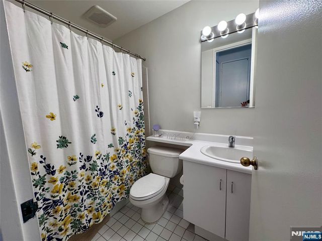 100 Carlyle 5J North, Cliffside Park, NJ 07010