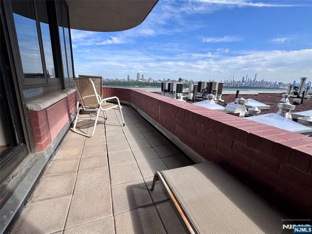100 Carlyle 5J North, Cliffside Park, NJ 07010