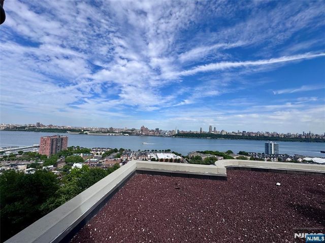 100 Carlyle 5J North, Cliffside Park, NJ 07010