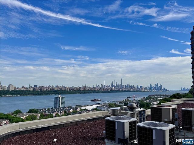 100 Carlyle 5J North, Cliffside Park, NJ 07010