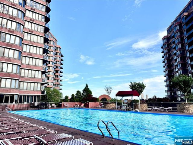 100 Carlyle 5J North, Cliffside Park, NJ 07010