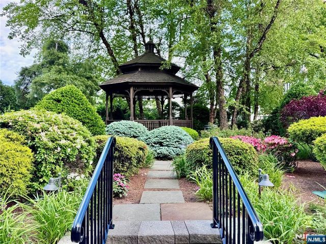 100 Carlyle 5J North, Cliffside Park, NJ 07010