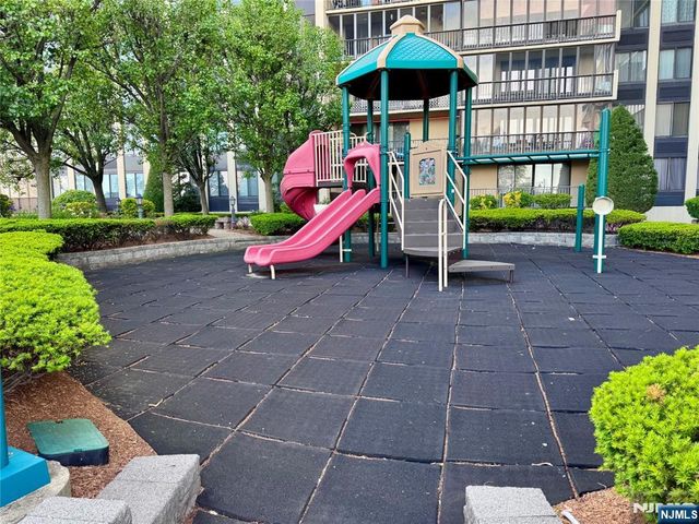 100 Carlyle 5J North, Cliffside Park, NJ 07010