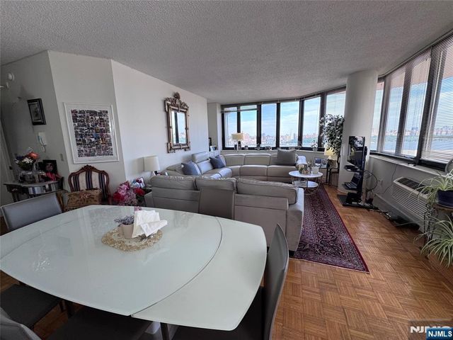100 Carlyle 5J North, Cliffside Park, NJ 07010