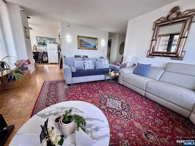 100 Carlyle 5J North, Cliffside Park, NJ 07010