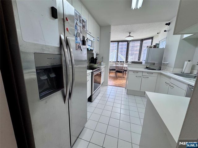 100 Carlyle 5J North, Cliffside Park, NJ 07010