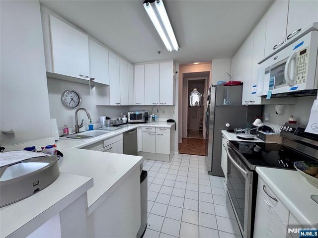 100 Carlyle 5J North, Cliffside Park, NJ 07010