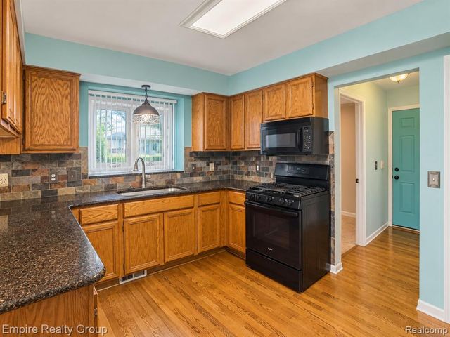 15699 Mountainside Drive, Macomb, MI 48042
