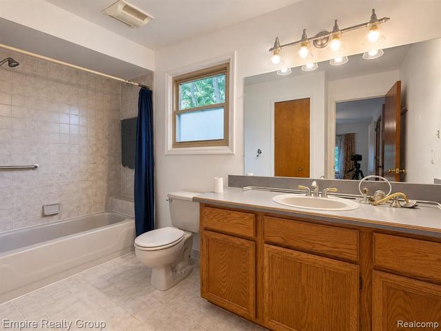 15699 Mountainside Drive, Macomb, MI 48042