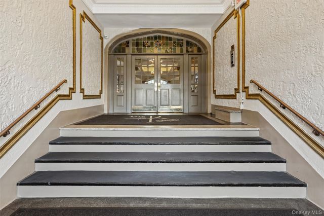 12 Hempstead Avenue 3N, Rockville Centre, NY 11570