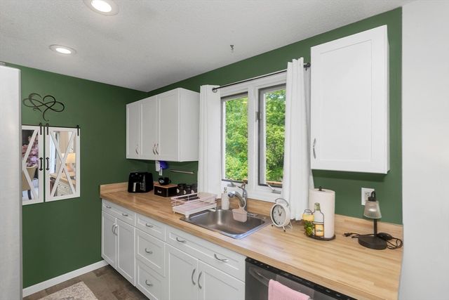 55 Pleasant 9, Granby, MA 01033