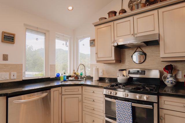 541 Redwood Road, Whitethorn, CA 95589