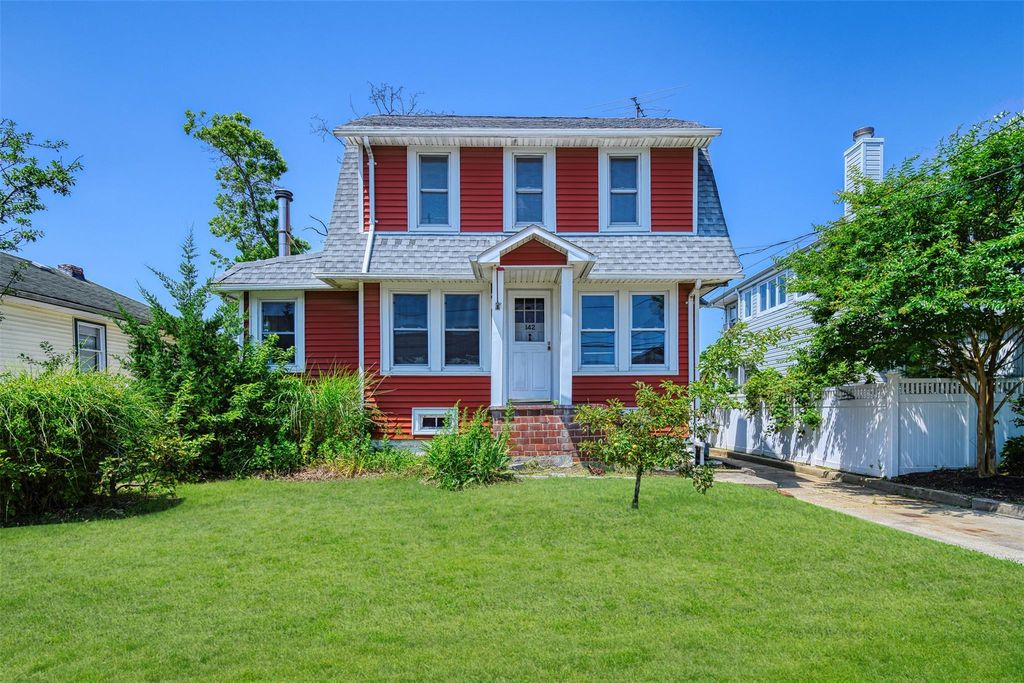 142 Gordon Place, Freeport, NY 11520
