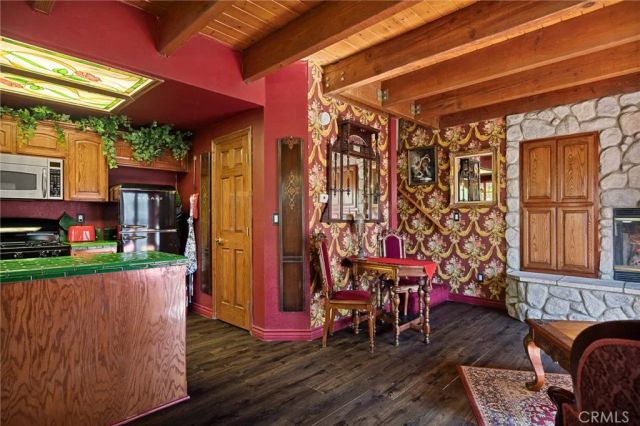 23594 Hillside Drive, Crestline, CA 92325