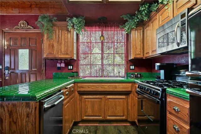 23594 Hillside Drive, Crestline, CA 92325