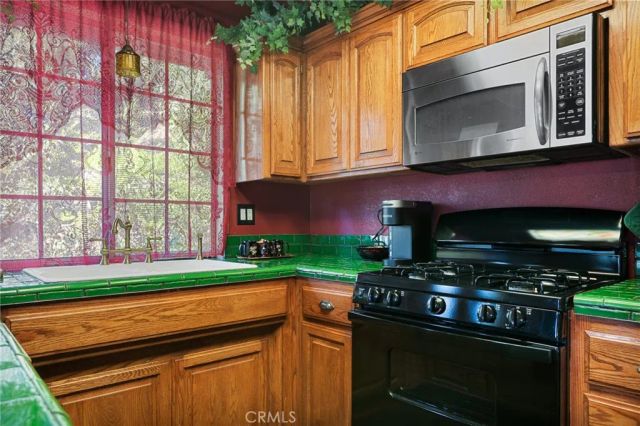 23594 Hillside Drive, Crestline, CA 92325