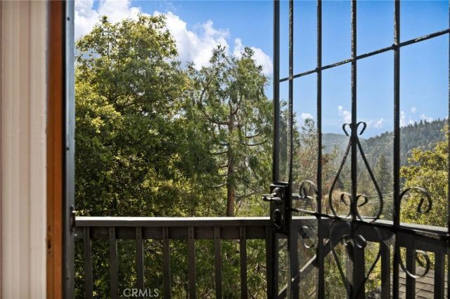 23594 Hillside Drive, Crestline, CA 92325