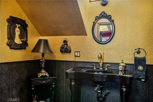 23594 Hillside Drive, Crestline, CA 92325