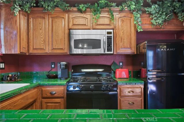 23594 Hillside Drive, Crestline, CA 92325