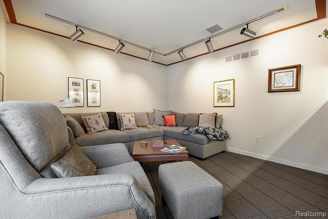 4539 Middleton Court, West Bloomfield, MI 48323