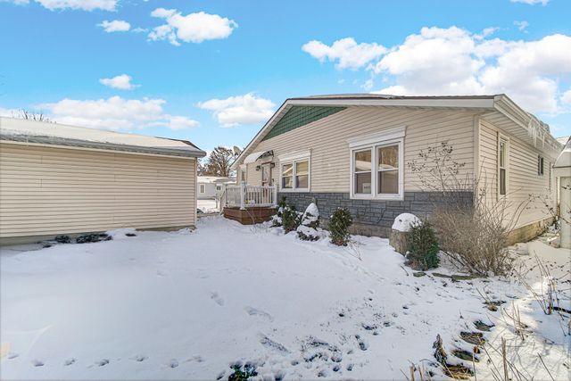 5027 E Woodland Drive, Knox, IN 46534