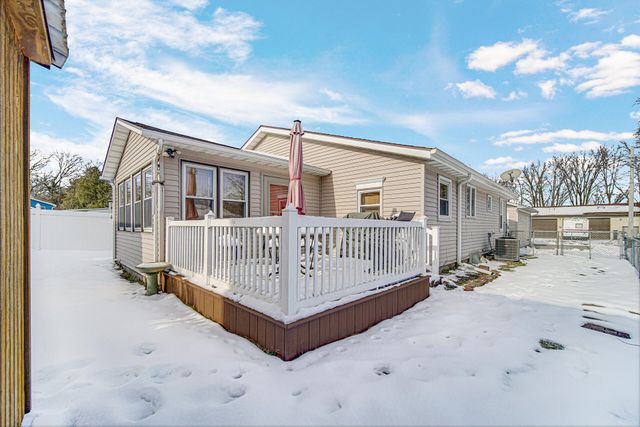 5027 E Woodland Drive, Knox, IN 46534