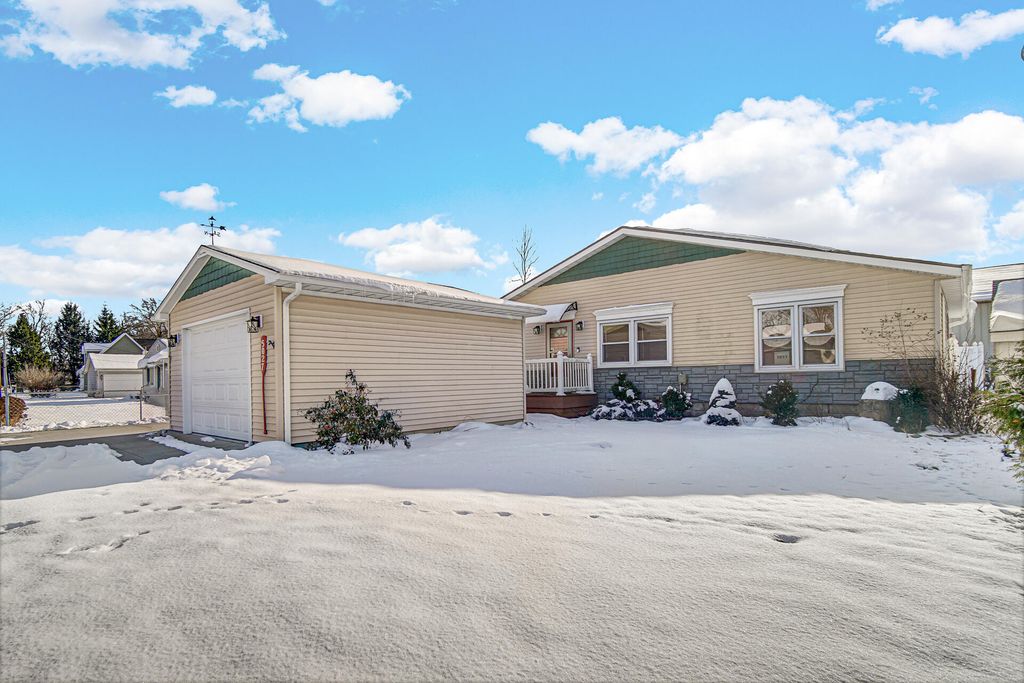 5027 E Woodland Drive, Knox, IN 46534