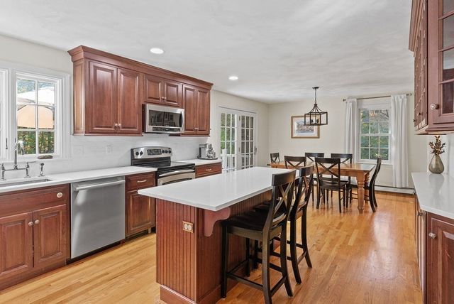 12 Essex St, Mansfield, MA 02048