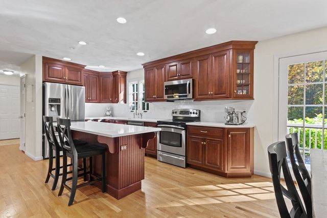 12 Essex St, Mansfield, MA 02048