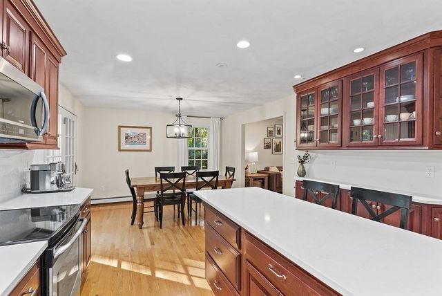 12 Essex St, Mansfield, MA 02048