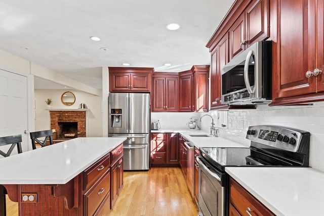 12 Essex St, Mansfield, MA 02048