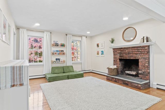 12 Essex St, Mansfield, MA 02048