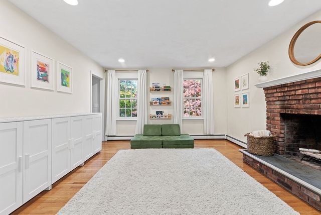 12 Essex St, Mansfield, MA 02048