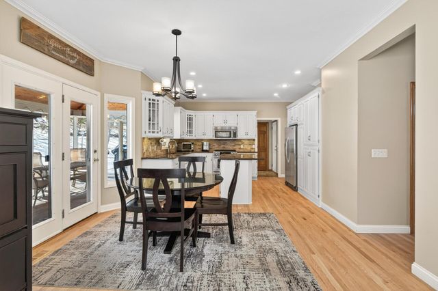 2536 Bridle Creek Trail, Chanhassen, MN 55317