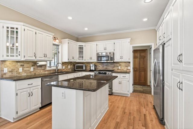 2536 Bridle Creek Trail, Chanhassen, MN 55317