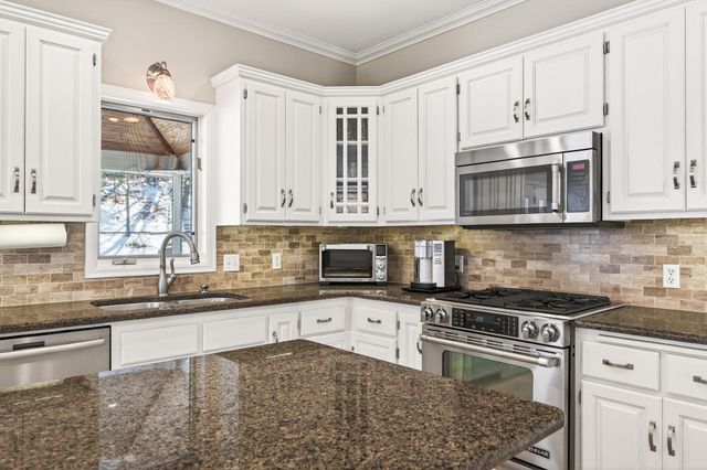 2536 Bridle Creek Trail, Chanhassen, MN 55317