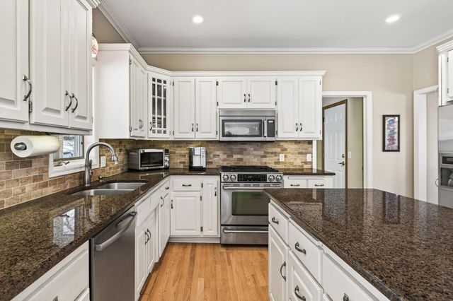 2536 Bridle Creek Trail, Chanhassen, MN 55317