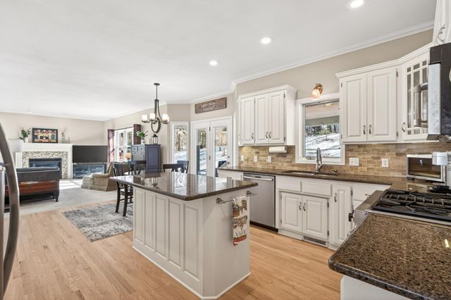 2536 Bridle Creek Trail, Chanhassen, MN 55317