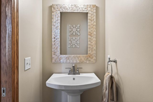 2536 Bridle Creek Trail, Chanhassen, MN 55317