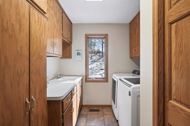 2536 Bridle Creek Trail, Chanhassen, MN 55317