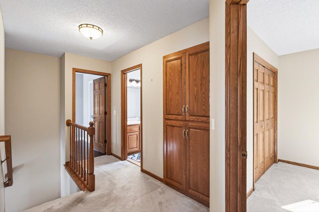 2536 Bridle Creek Trail, Chanhassen, MN 55317