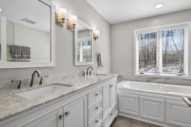 2536 Bridle Creek Trail, Chanhassen, MN 55317