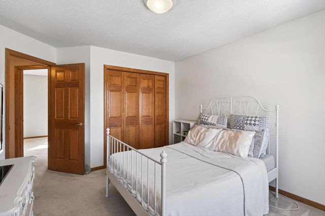 2536 Bridle Creek Trail, Chanhassen, MN 55317