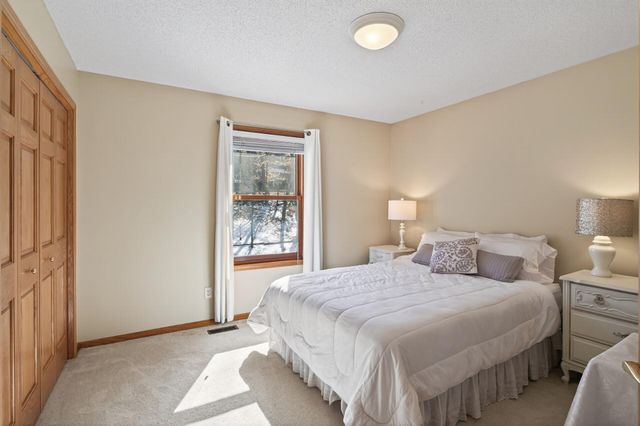 2536 Bridle Creek Trail, Chanhassen, MN 55317