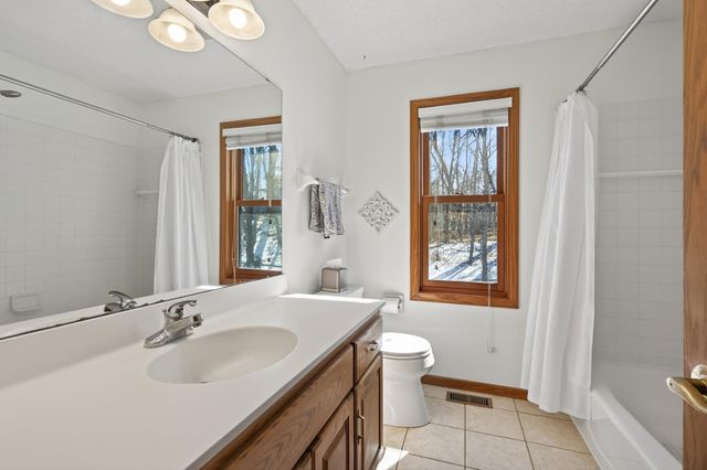 2536 Bridle Creek Trail, Chanhassen, MN 55317